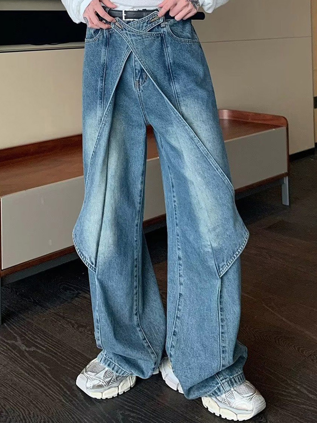 

StyleCast MenRelaxed Fit Mid-Rise Light Fade Jeans, Blue
