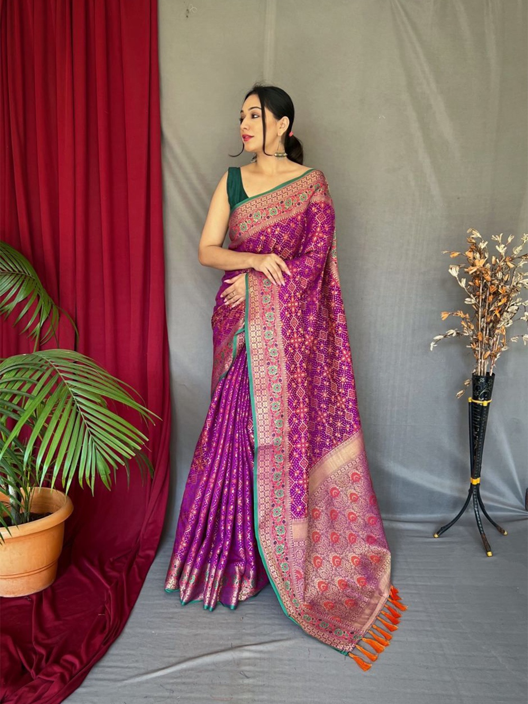 

Kriyansh Woven Design Zari Banarasi Saree, Purple