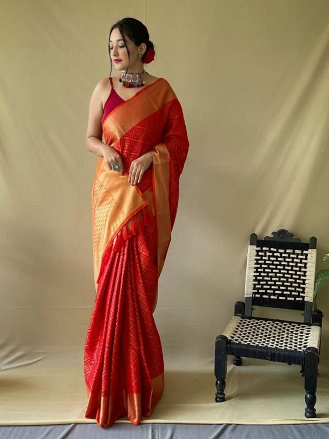 

Kriyansh Ethnic Motifs Woven Design Zari Banarasi Saree, Red