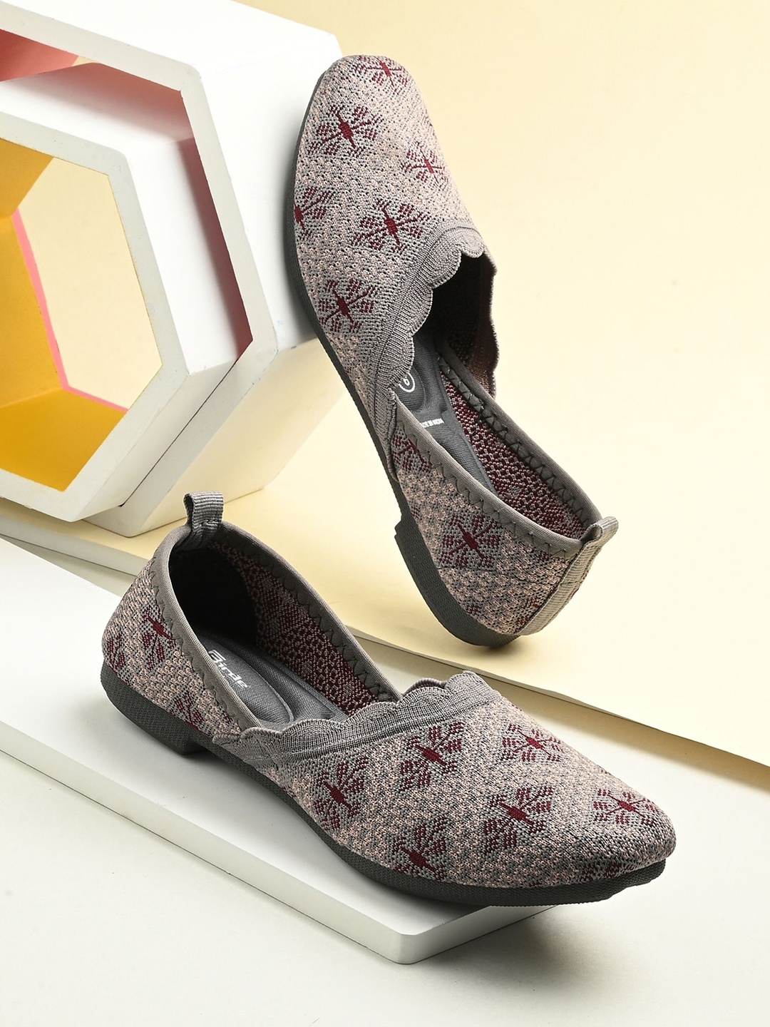 

BIRDE Women Printed Mojaris, Grey