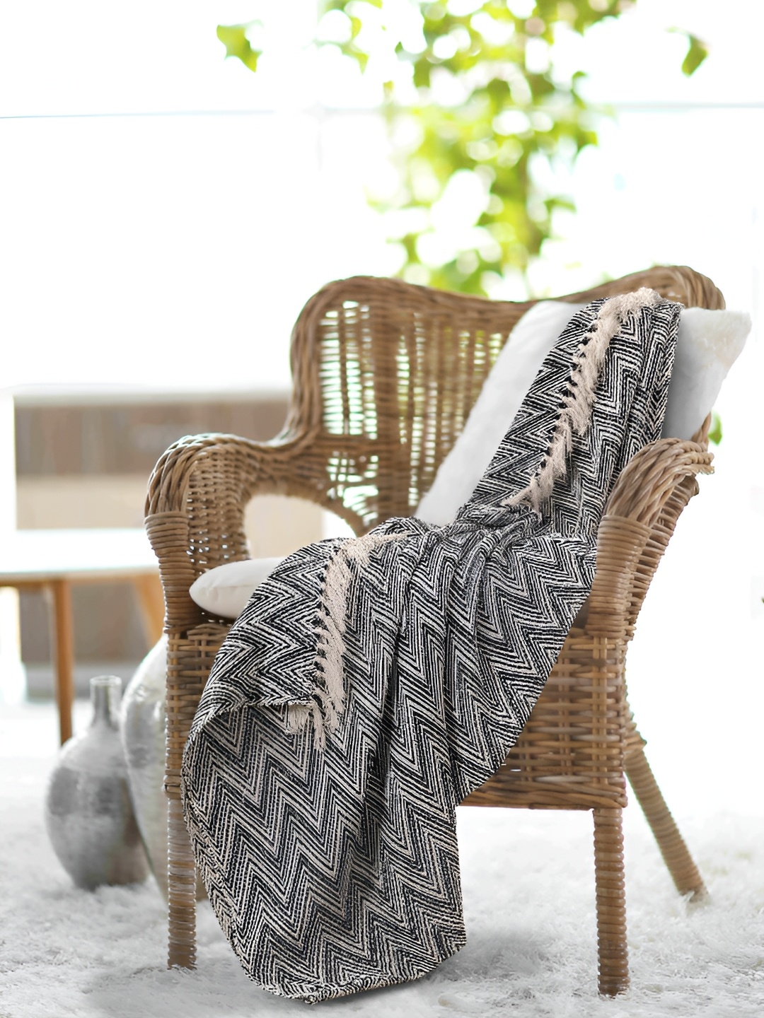 

SASHAA WORLD Black Zig Zag Patterned Cotton Breathable Throws