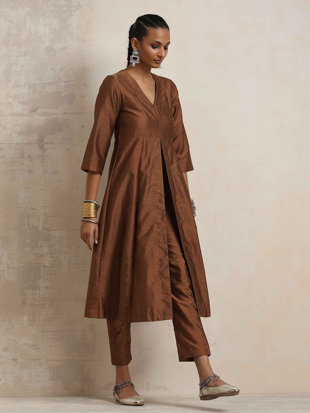 

trueBrowns V-Neck High Slit Kurta With Trousers, Brown