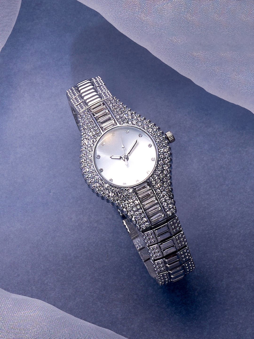 

HAUTE SAUCE by Campus Sutra Women Dial & Stainless Steel Bracelet Style Straps Analogue Watch AW24_HSWC1203, Silver