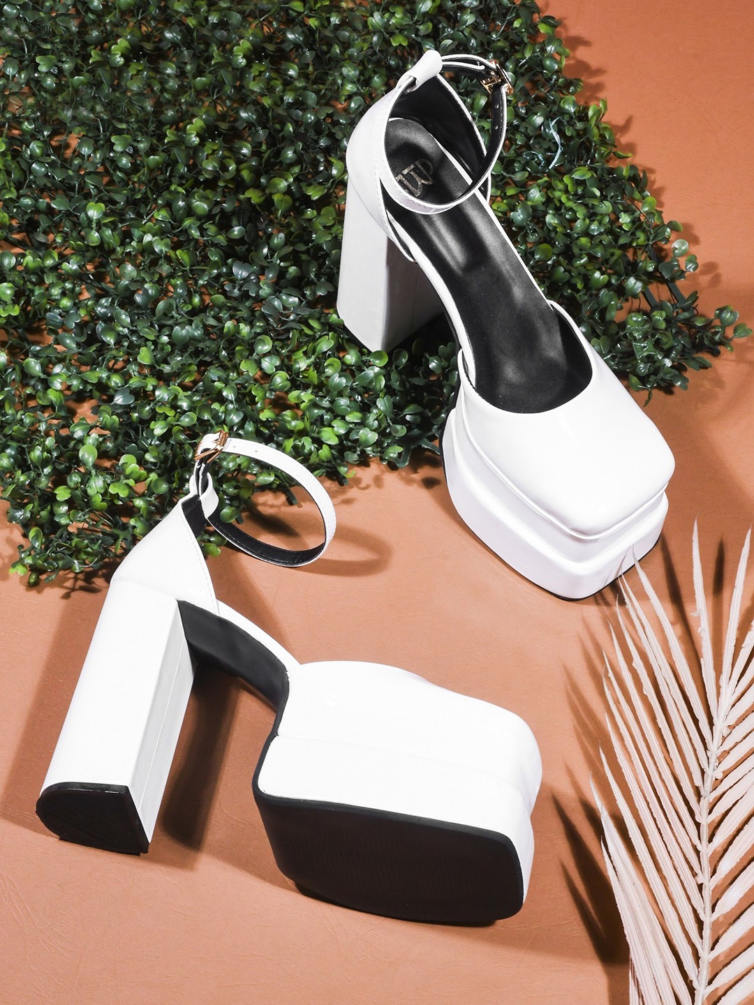 

THE WHITE POLE Block Heel Sandals