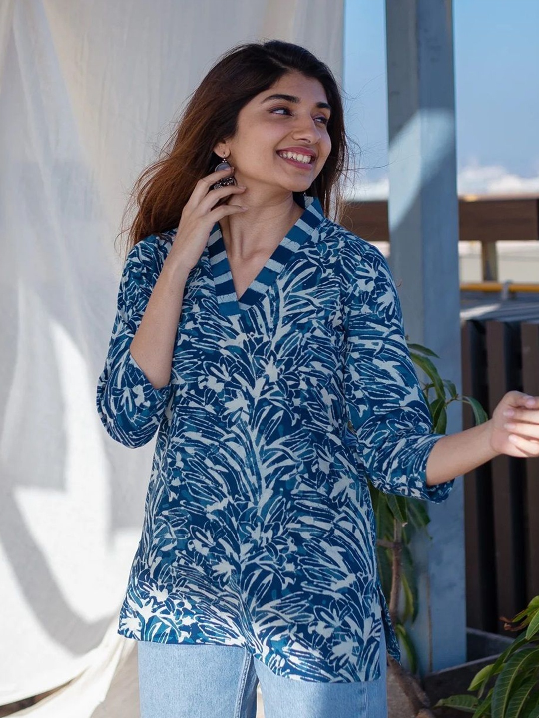 

MATTLOOK Women V-Neck Floral Printed Ethnic Top, Blue