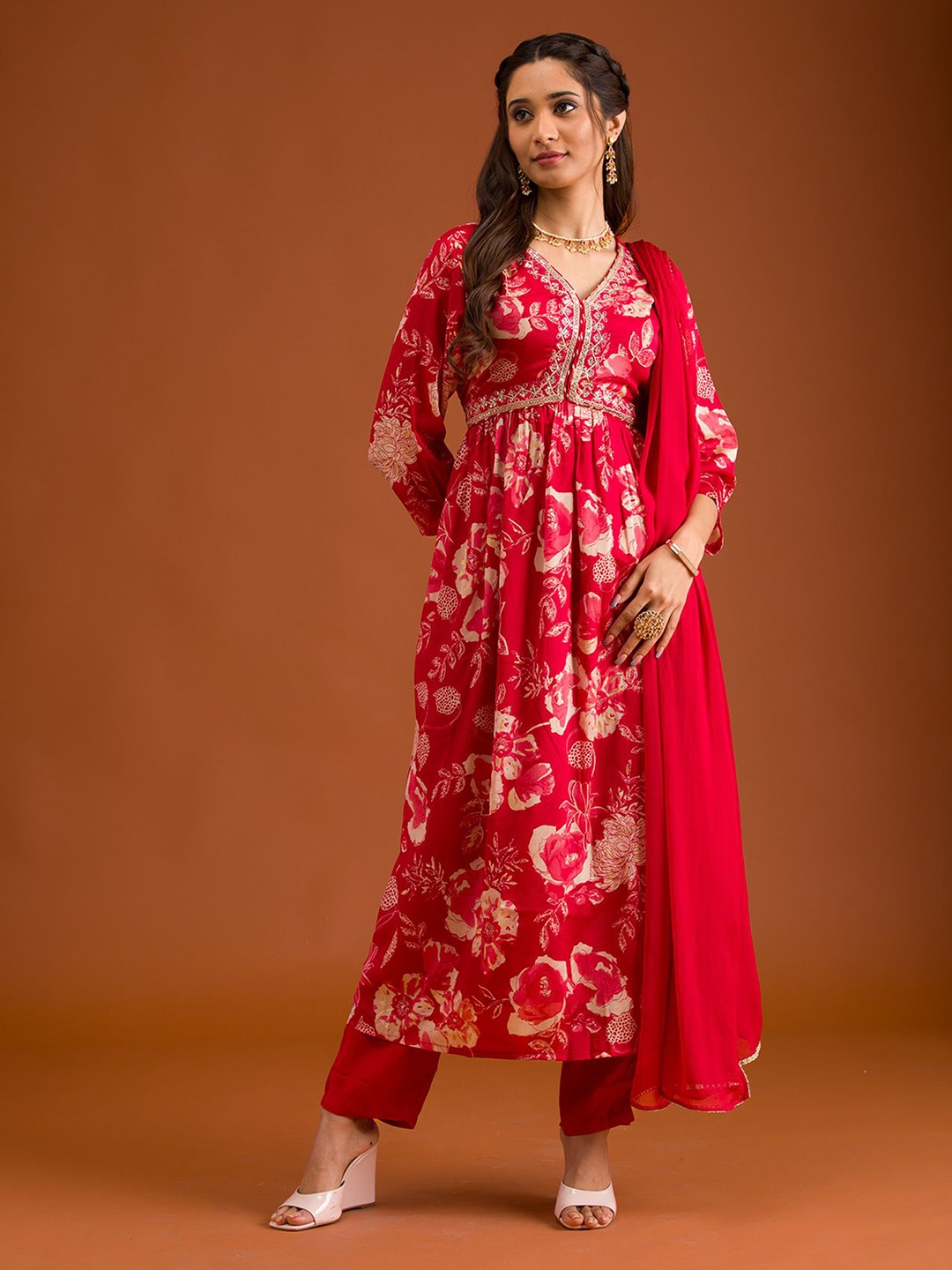 

Koskii Women Floral Printed Regular Silk Crepe Kurta with Trousers & With Dupatta, Red