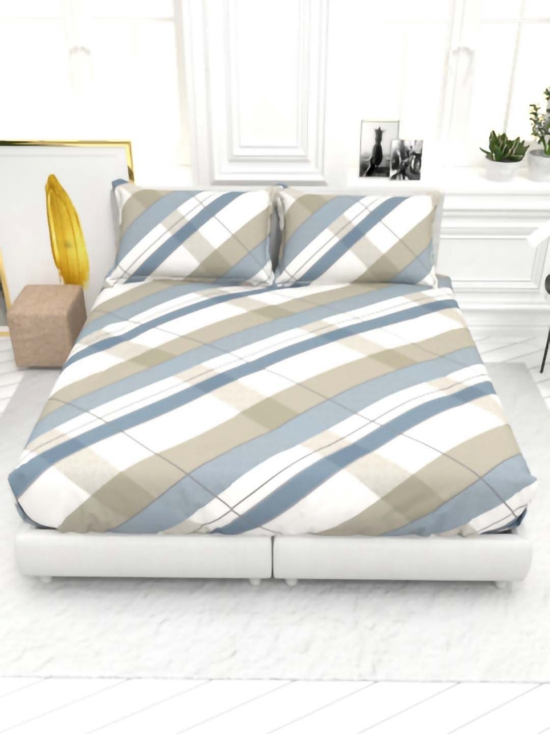 

THE WHITE MOSS Blue & White Geometric 130 TC King Bedsheet with 2 Pillow Covers