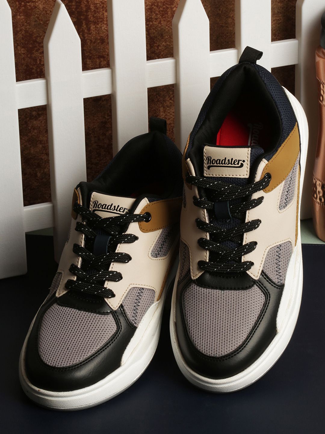 

The Roadster Lifestyle Co Men Lightweight Colourblocked Sneakers, Grey