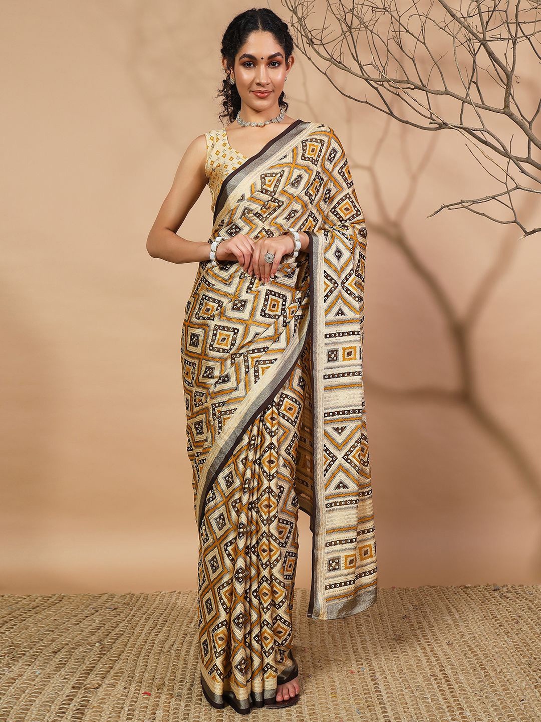 

RACHNA Geometric Printed Saree With Solid Border, Yellow