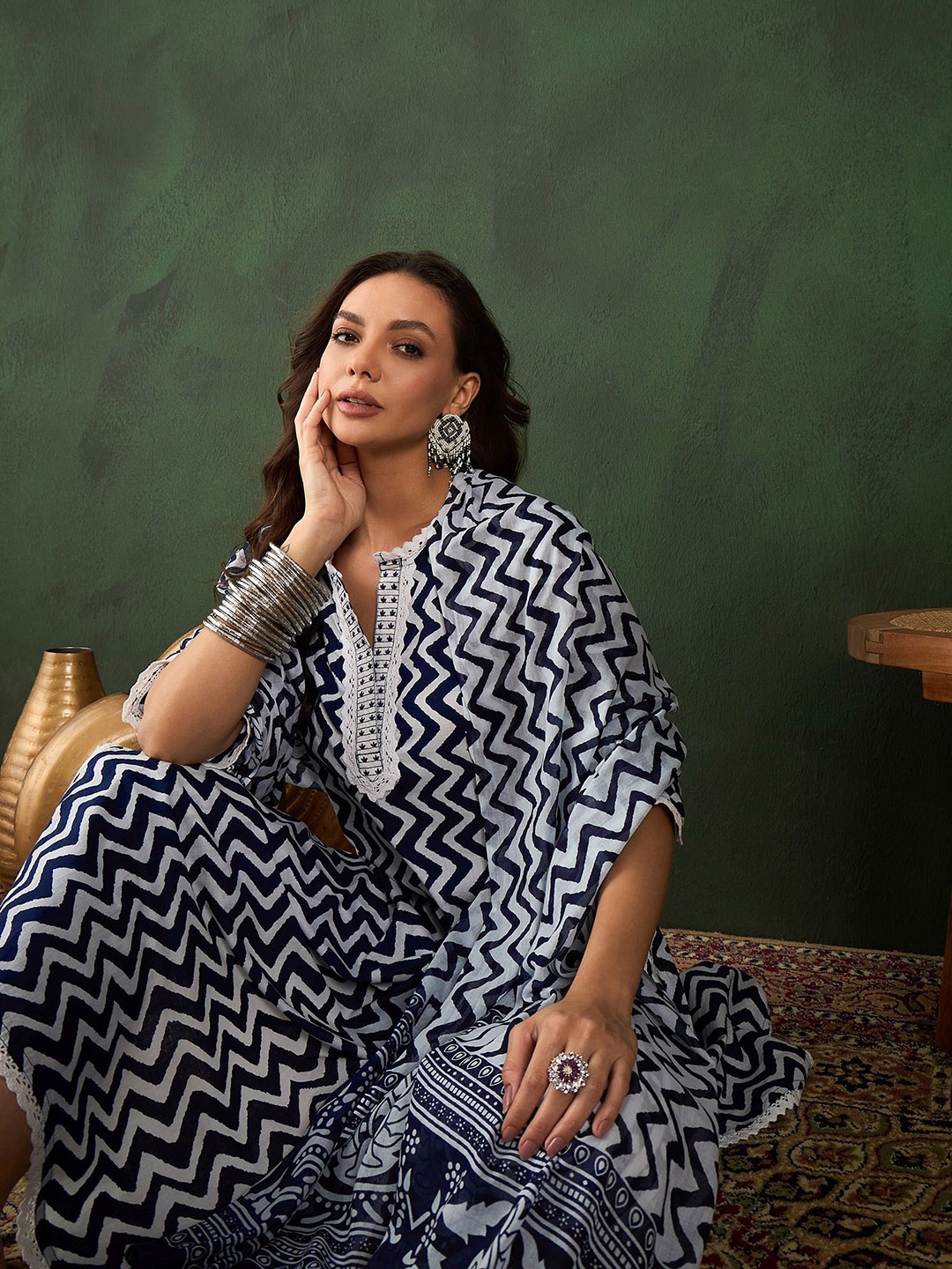 

Sangria Zigzag Printed With Tread Work Kurta With Trousers & Dupatta Set, Navy blue