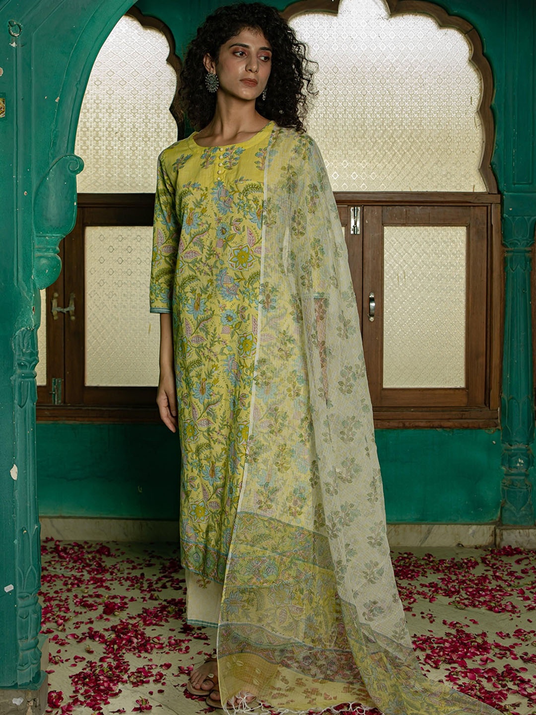 

GoSriKi Floral Printed Regular Straight Kurta with Trousers & Dupatta, Green