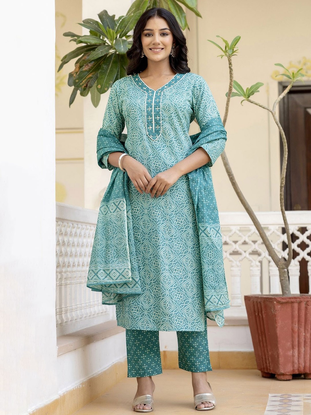 

Kohsh Women Floral Printed Regular Pure Cotton Kurta with Trousers & With Dupatta, Green