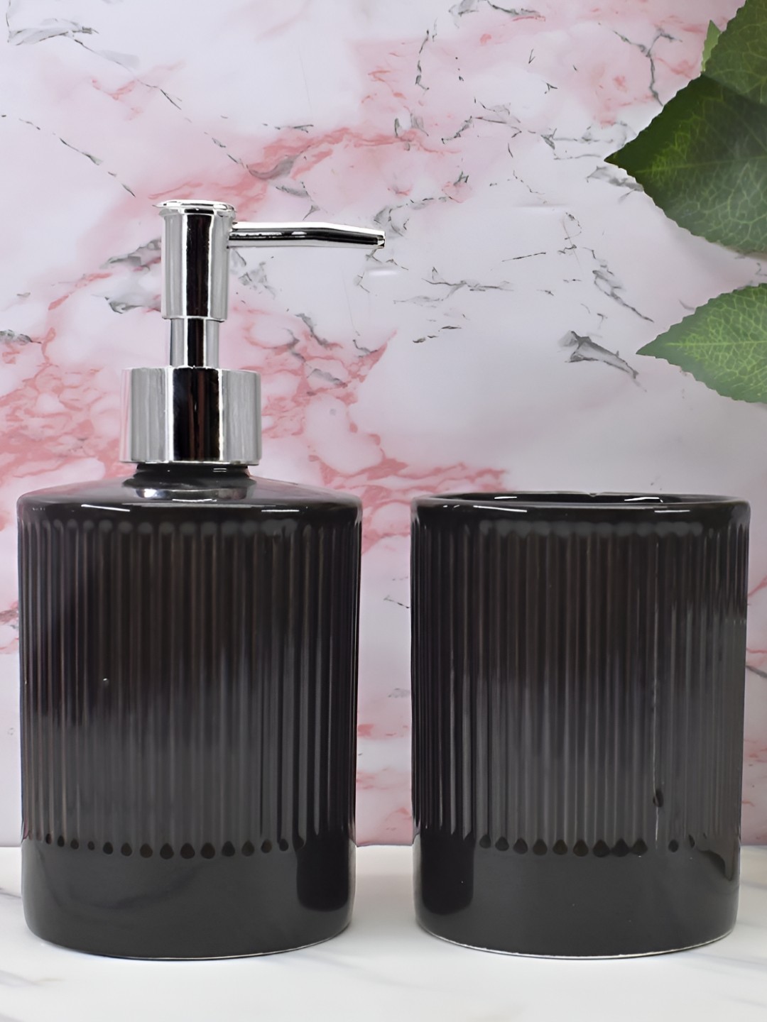 

Kookee Black 2 piece Abstract Ceramic Bath Accessories Set