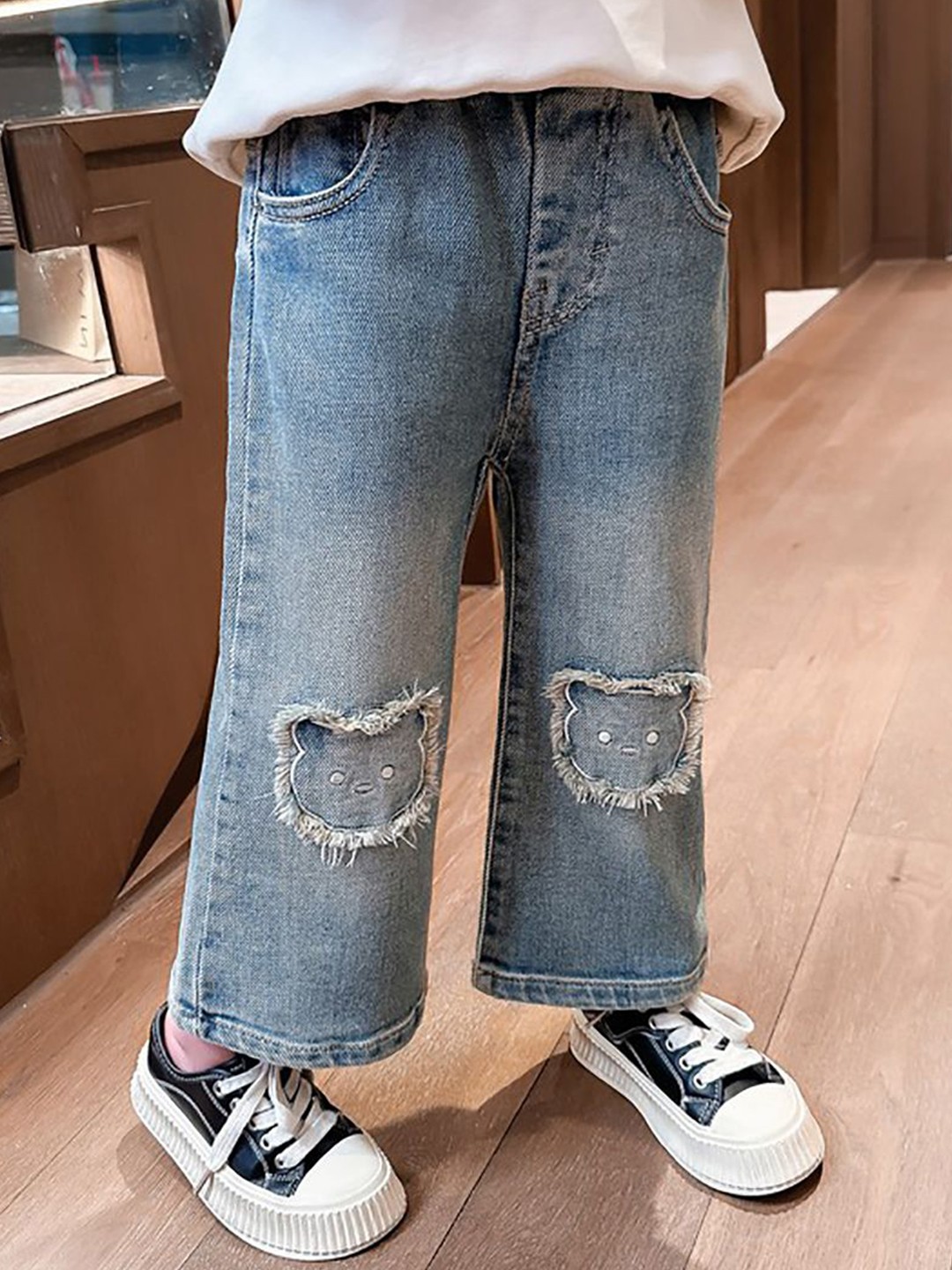 

StyleCast x Revolte Girls Boyfriend Fit Light Fade Applique Stretchable Jeans, Blue