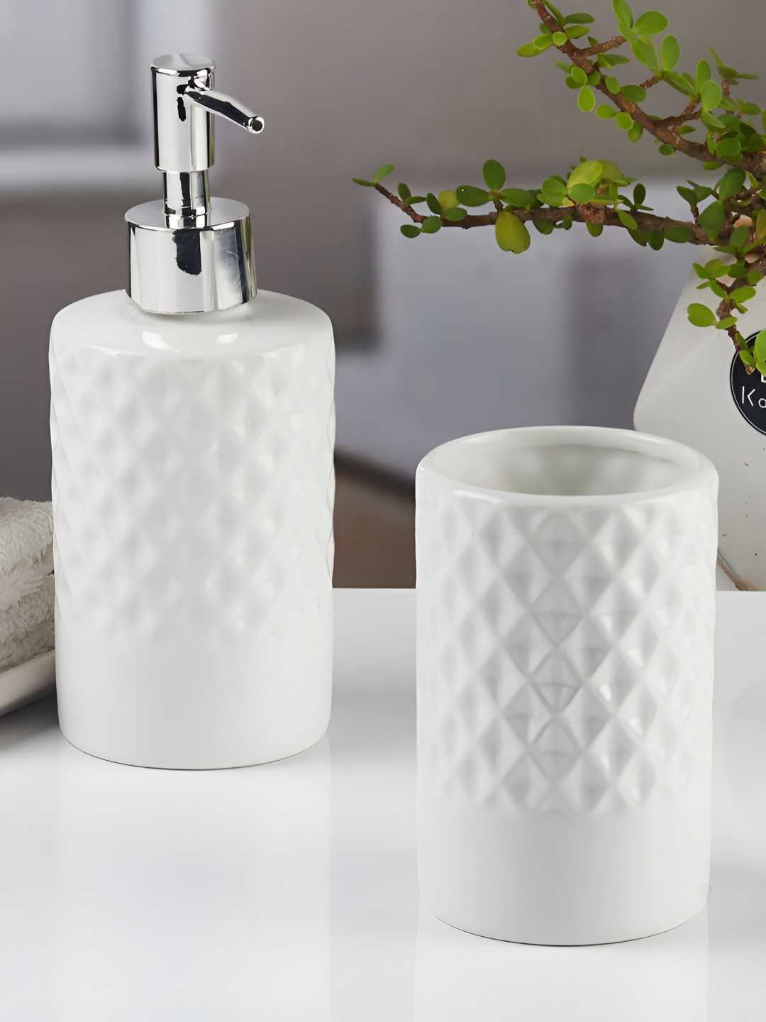 

Kookee White 2 piece Abstract Ceramic Bath Accessories Set