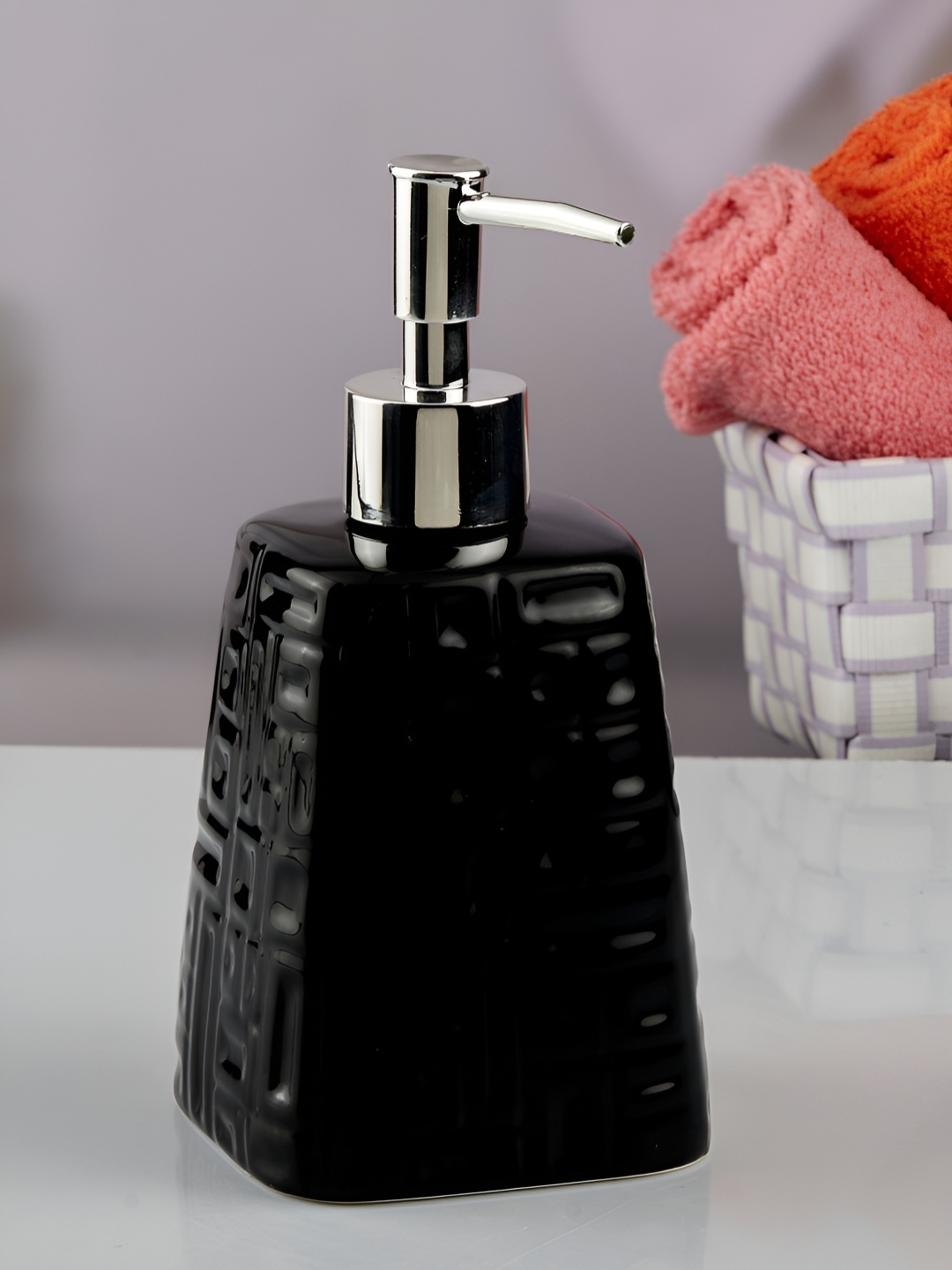 

Kookee Black Abstract Ceramic Soap Dispenser