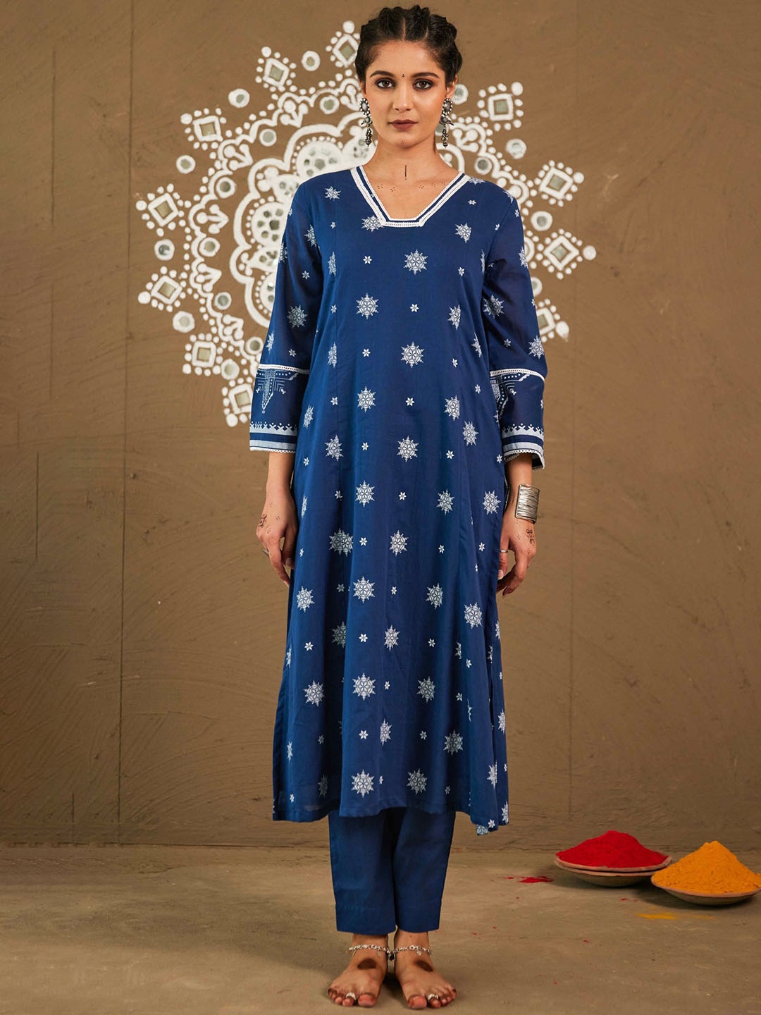 

PINK CACTII Women Floral Thread Work Kurta, Blue