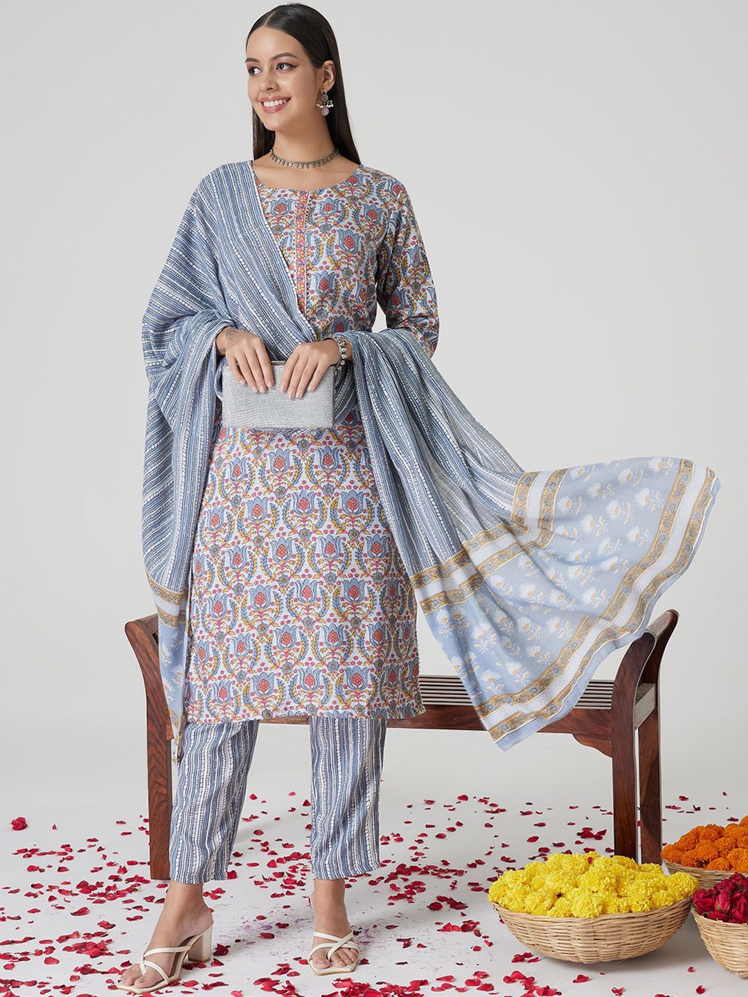 

VESH Women Floral Printed Regular Kurta with Trousers & With Dupatta, Grey