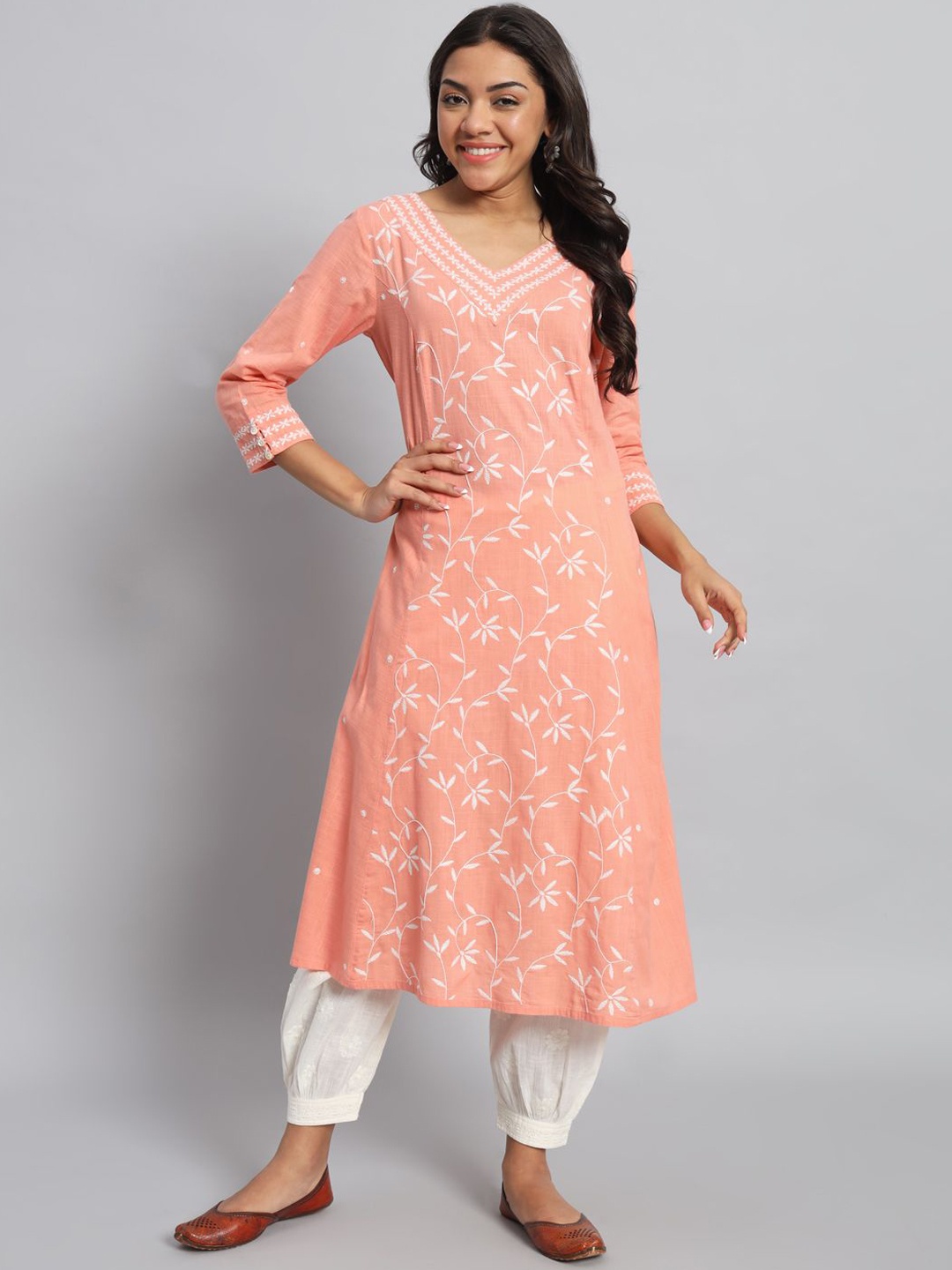 

akheri Women Embroidered Chikankari Kurta, Peach