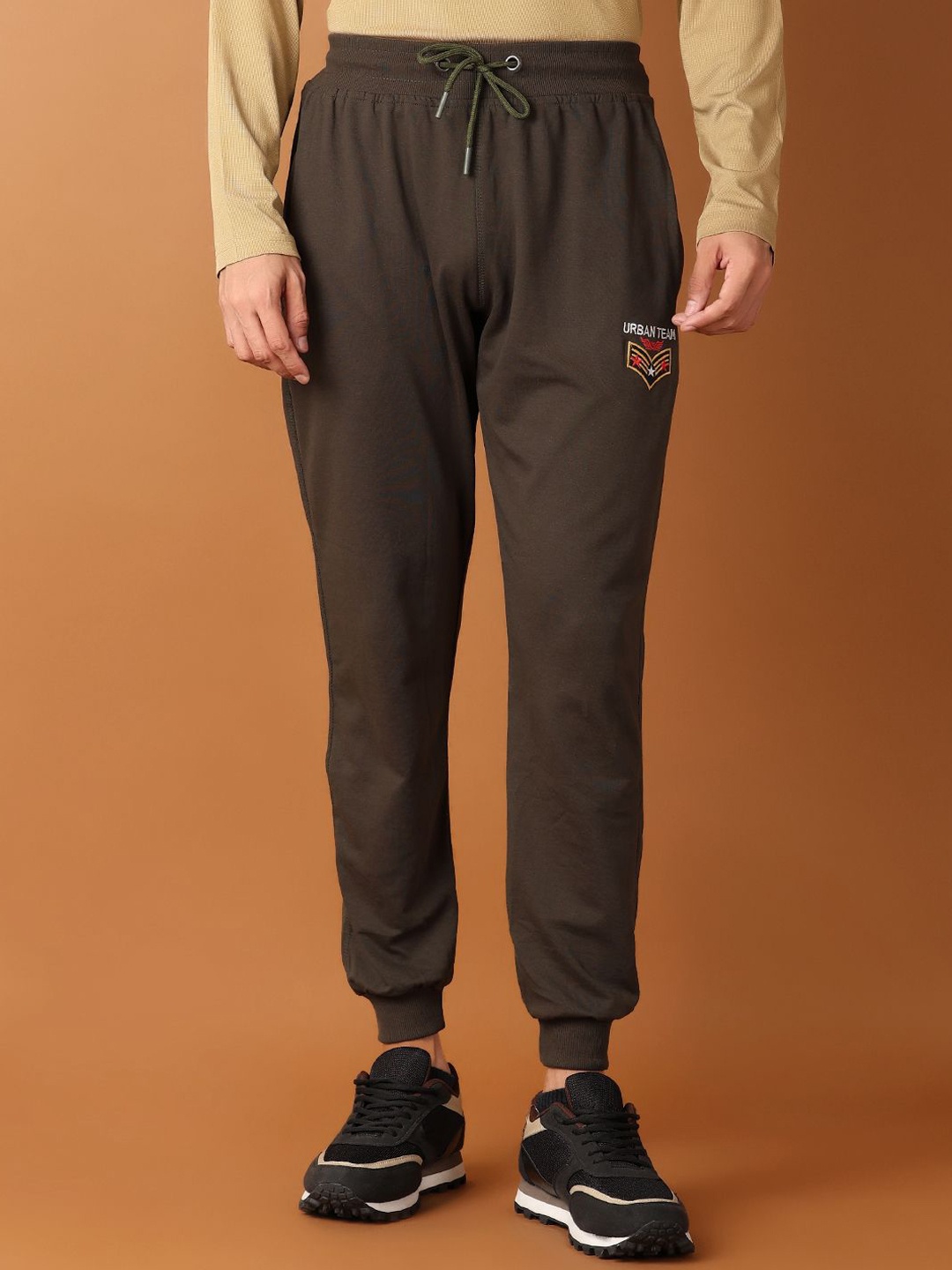 

V-Mart Men Mid-Rise Regular-Fit Joggers, Olive