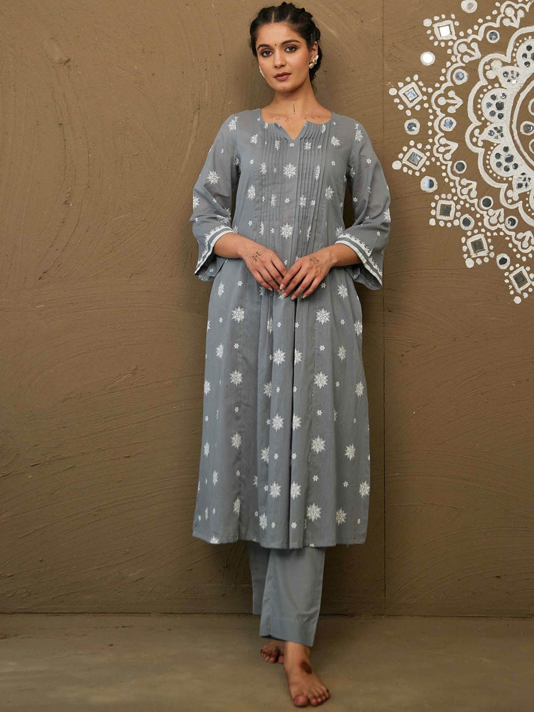 

PINK CACTII Women Checked Mirror Work Kurta, Grey