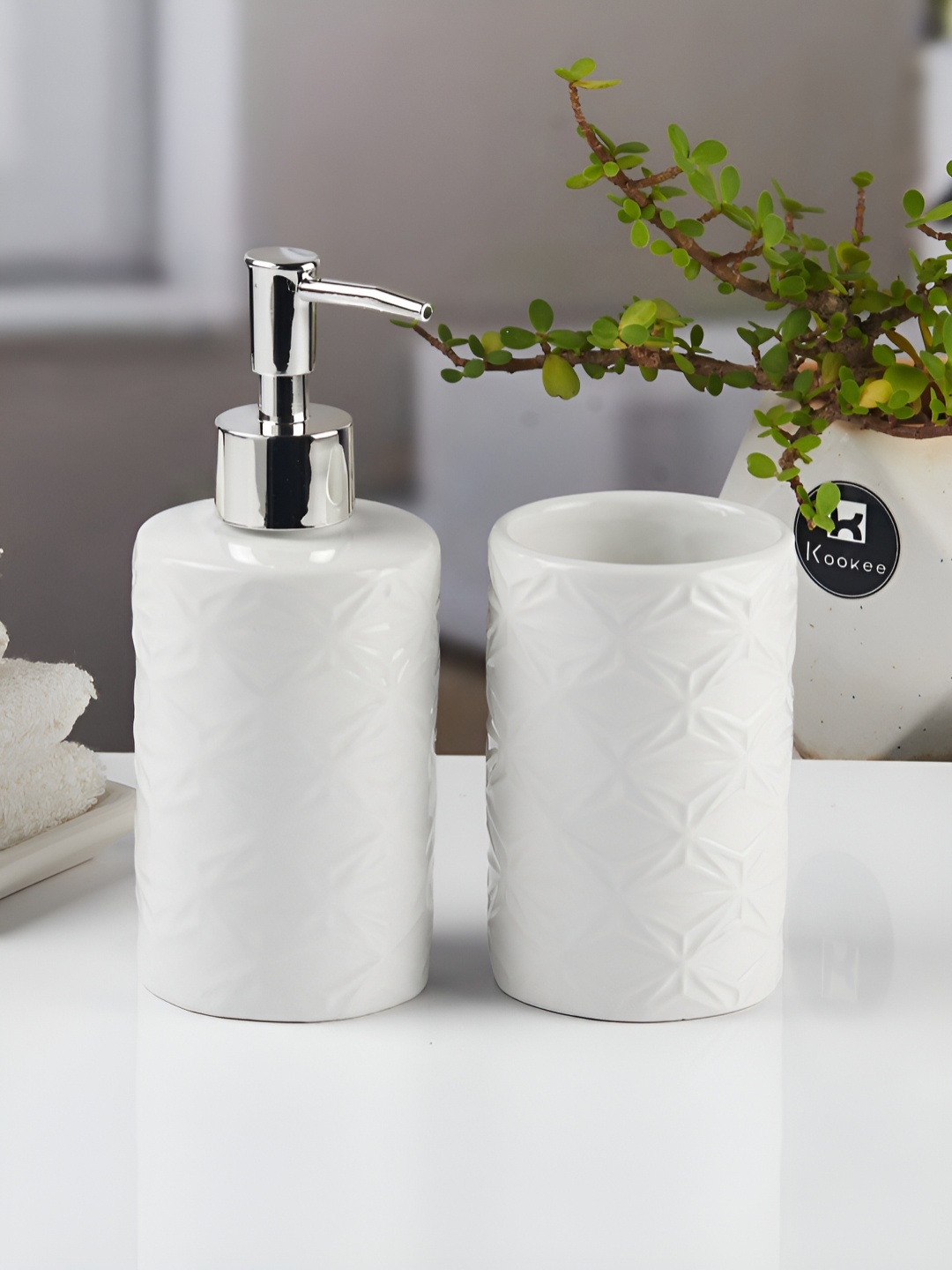 

Kookee White 2 piece Abstract Ceramic Bath Accessories Set