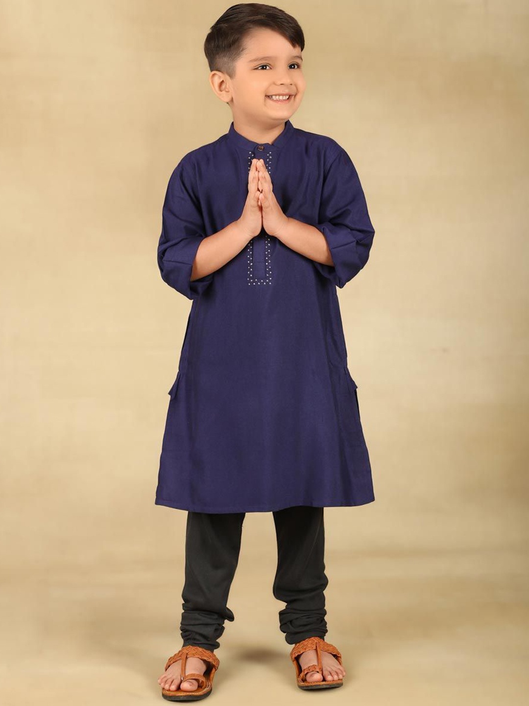 

Fabindia Boys Mandarin Collar Roll-Up Sleeves Thread Work A-Line Kurta, Navy blue