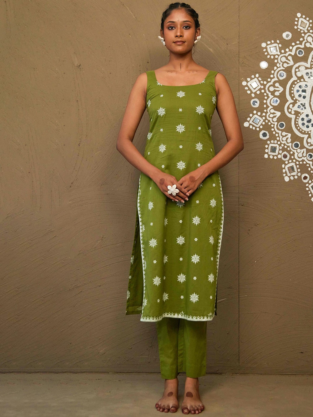 

PINK CACTII Women Floral Embroidered Kurta, Green