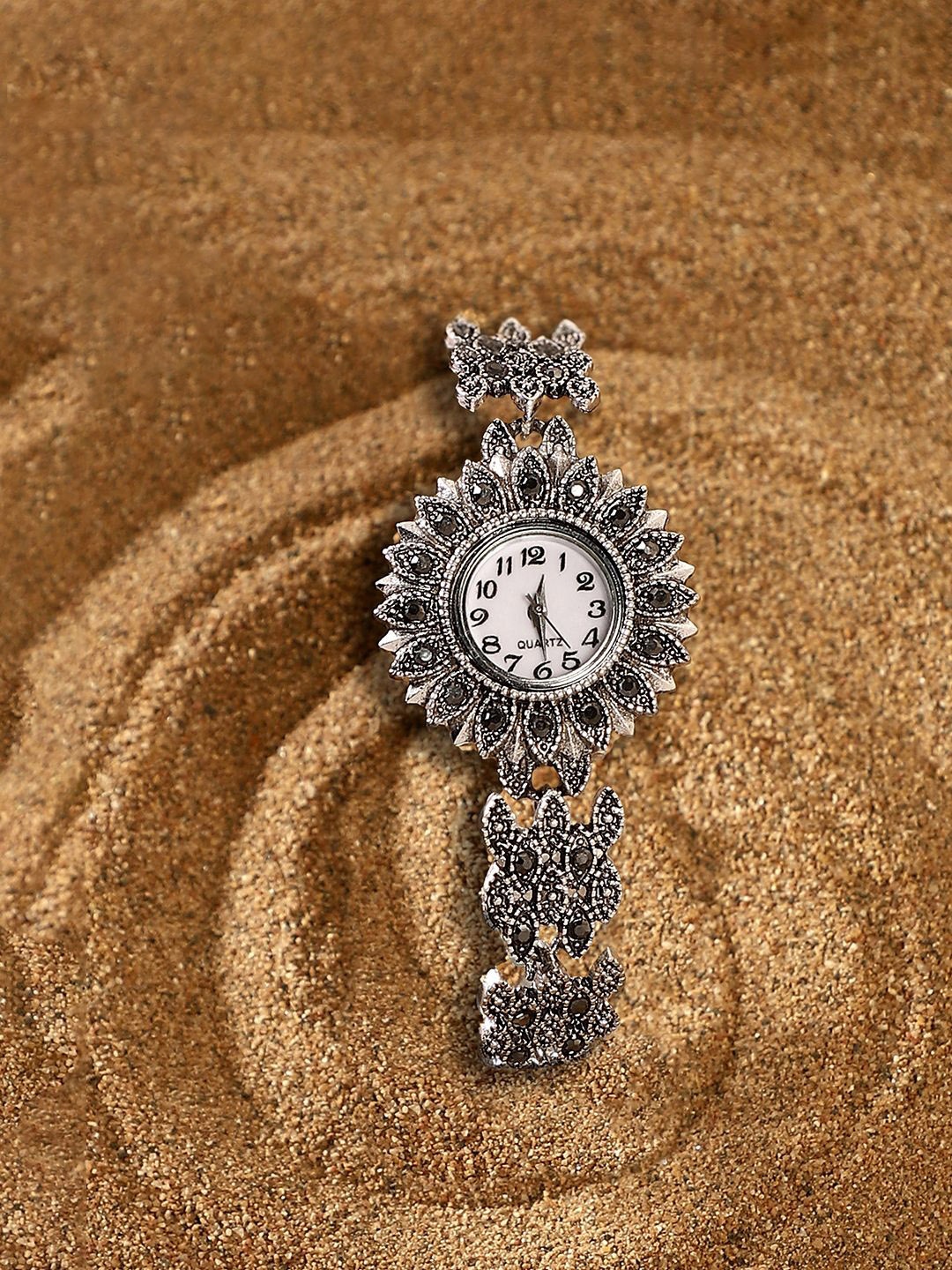 

HAUTE SAUCE by Campus Sutra Women Dial & Stainless Steel Bracelet Style Straps Analogue Watch AW24_HSWC1238, Silver