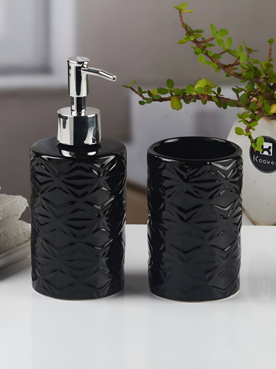 

Kookee Black 2 piece Abstract Ceramic Bath Accessories Set