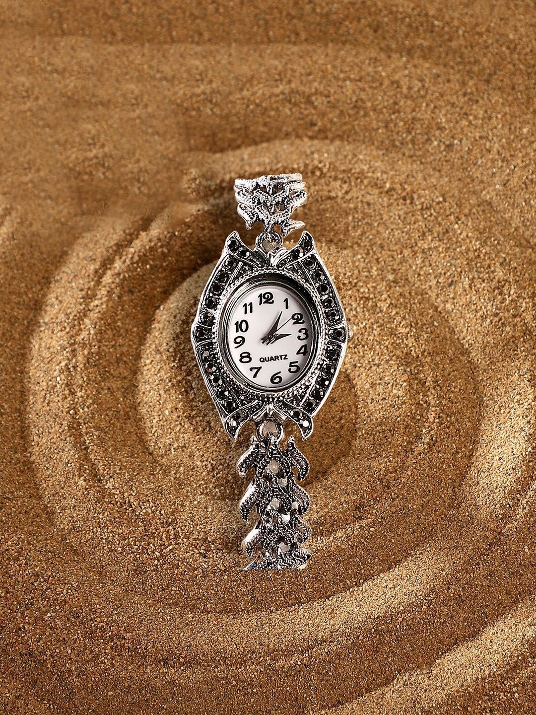 

HAUTE SAUCE by Campus Sutra Women Dial & Stainless Steel Bracelet Style Straps Analogue Watch AW24_HSWC1250, Silver