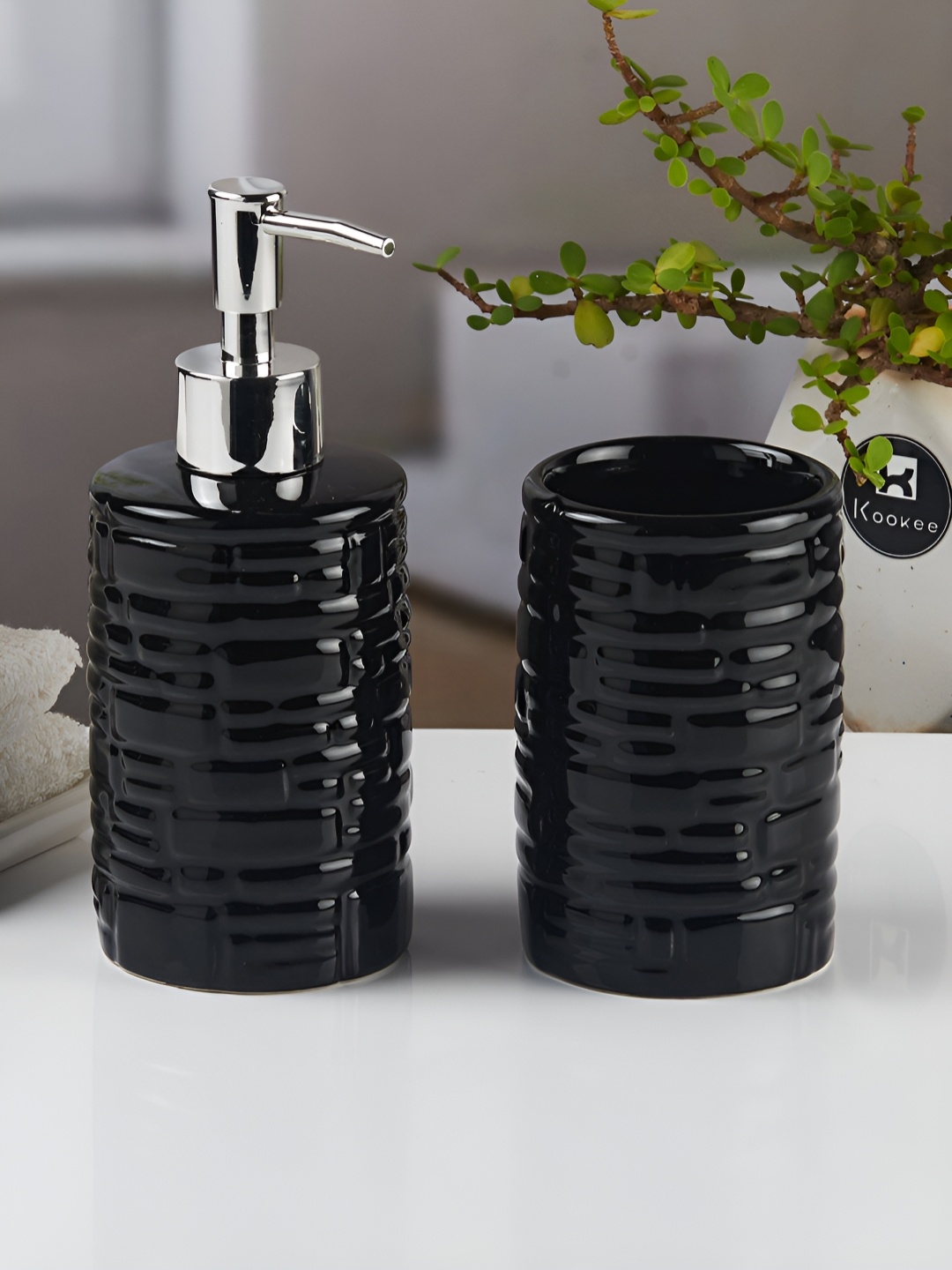 

Kookee Black 2 piece Abstract Ceramic Bath Accessories Set