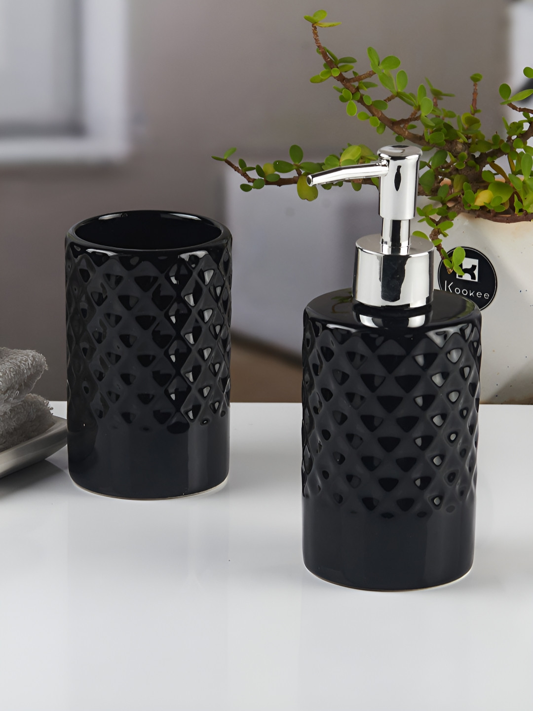 

Kookee Black 2 piece Abstract Ceramic Bath Accessories Set
