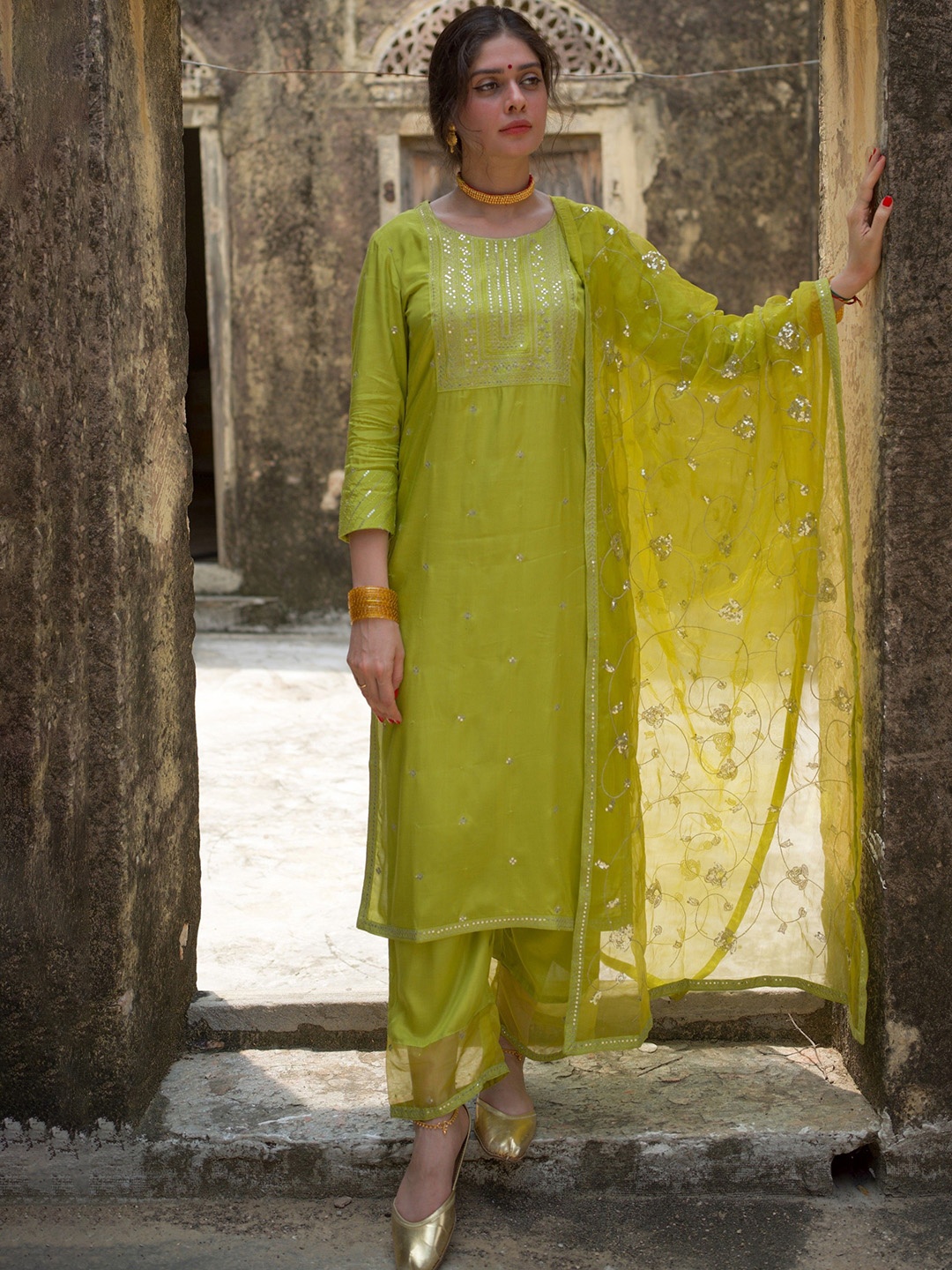 

PINK CACTII Floral Embroidered Gotta Patti Kurta with Trouser & Dupatta, Green