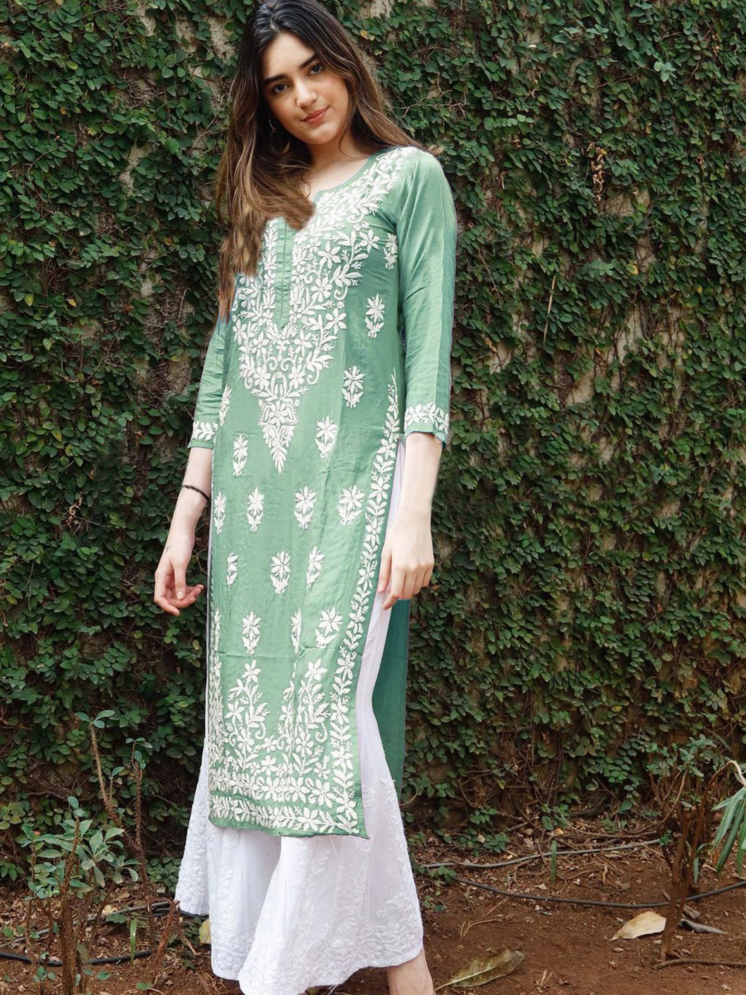 

GoSriKi Women Embroidered Chikankari Kurta, Green