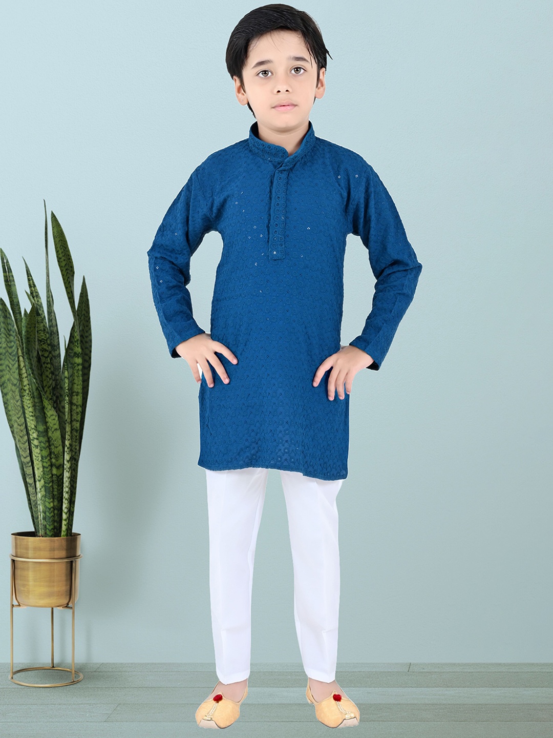 

BAESD Boys Floral Embroidered Mandarin Collar Kurta With Trousers, Blue