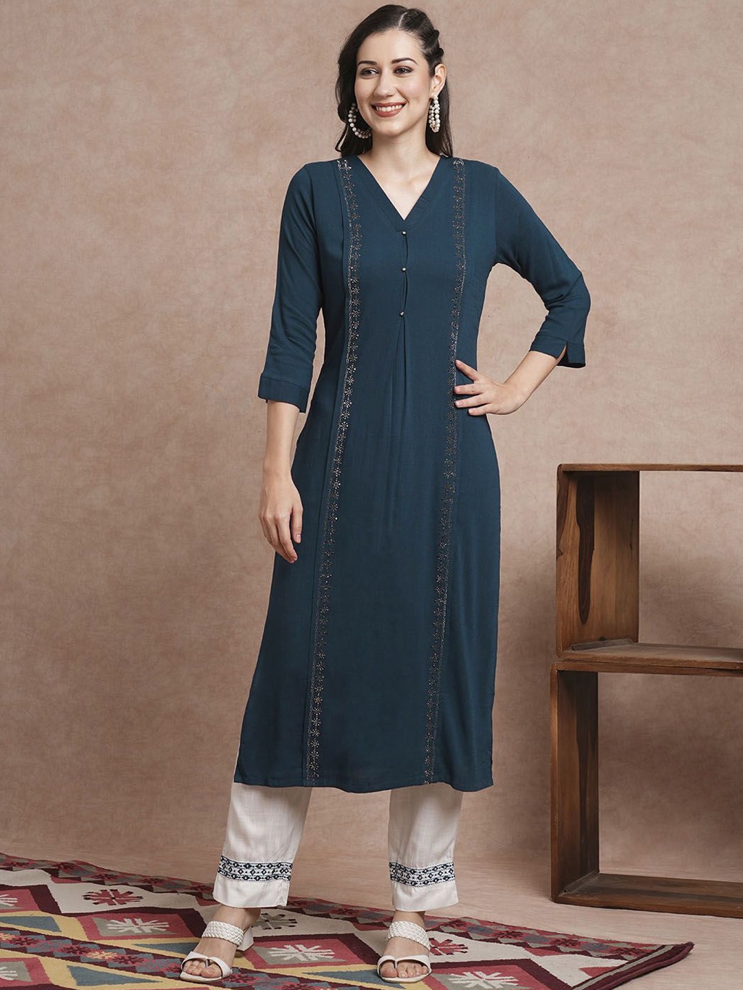 

FASHOR Women Floral Embroidered Kurta, Teal