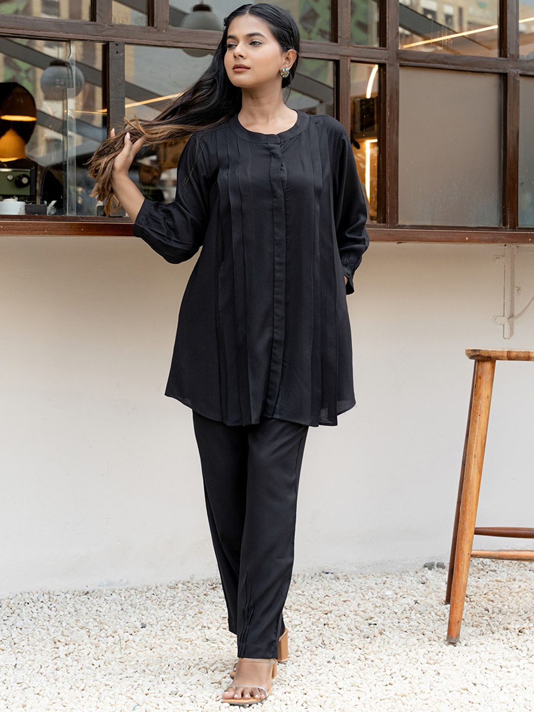 

GULABOSITABO Round Neck Cuffed Sleeves Pleated Tunic With Trousers, Black