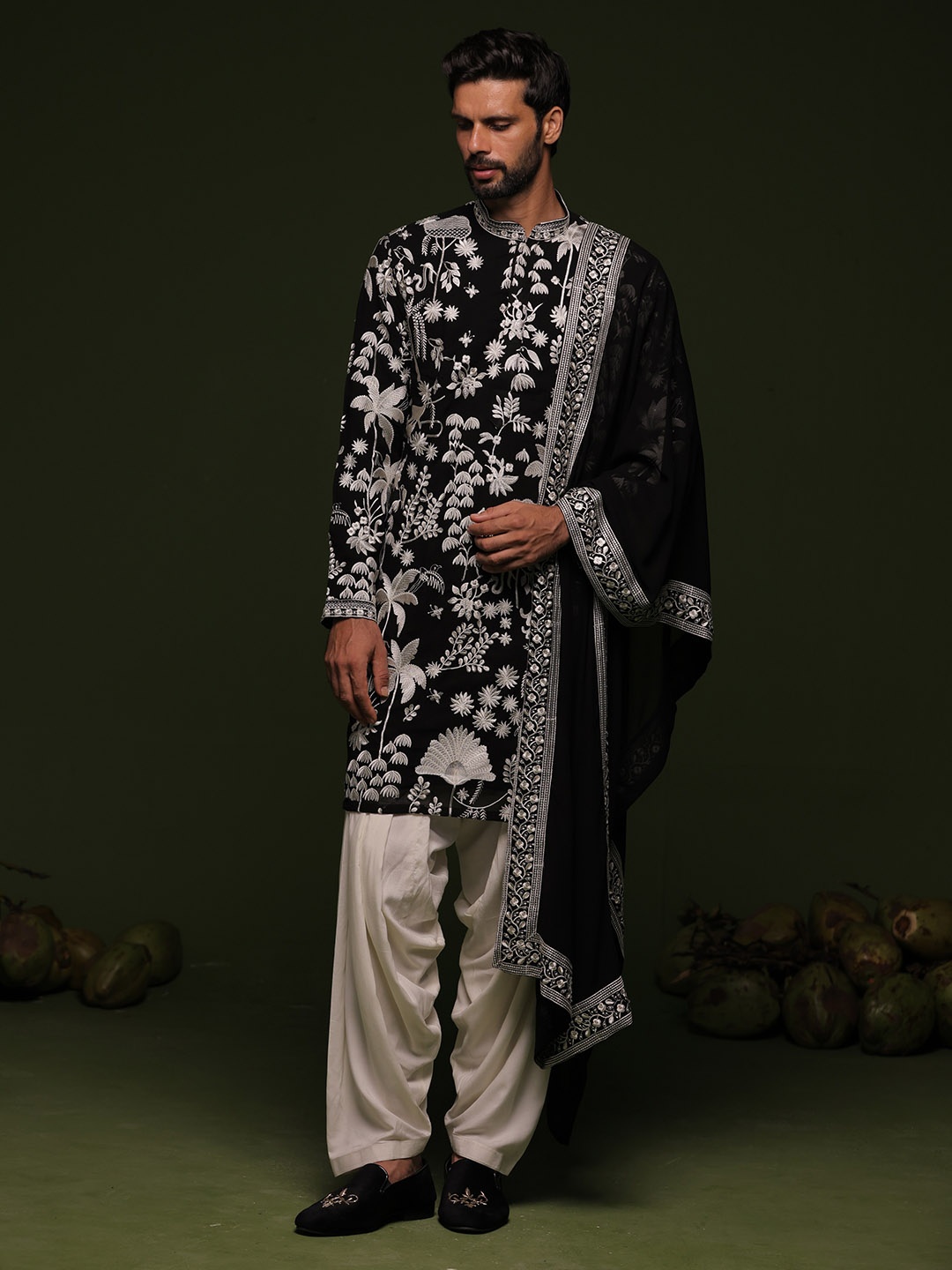 

KALPRAAG Floral Embroidered Mandarin Collar Zari Kurta With Patiala & Dupatta, Black