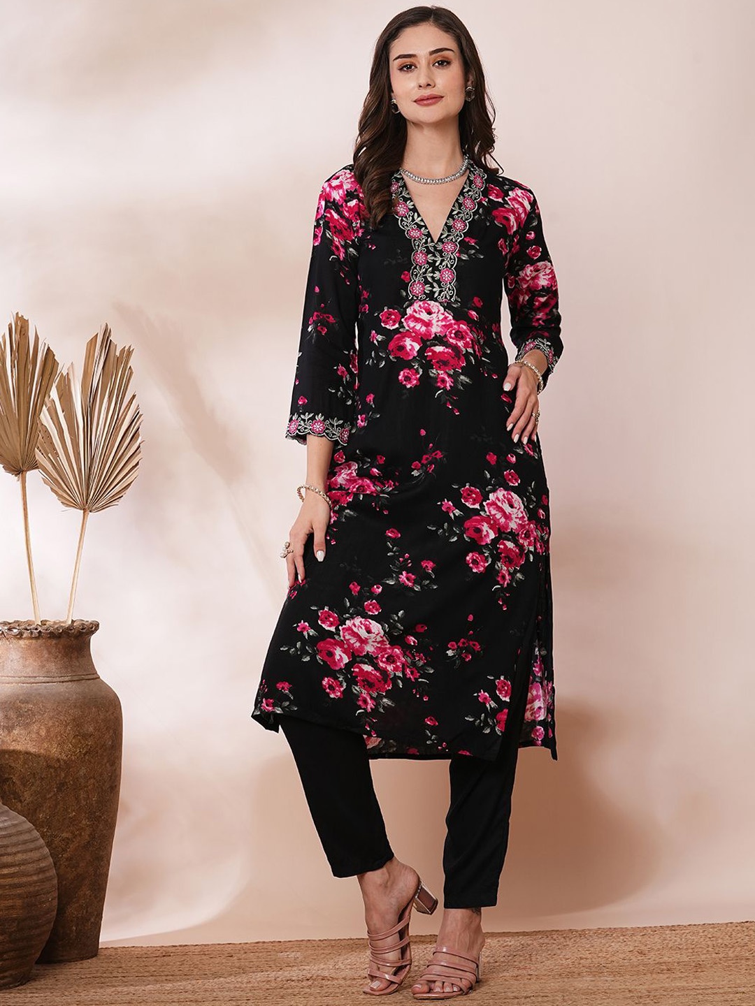 

FASHOR Floral Printed V-Neck Thread Work Straight Kurta With Trousers, Black