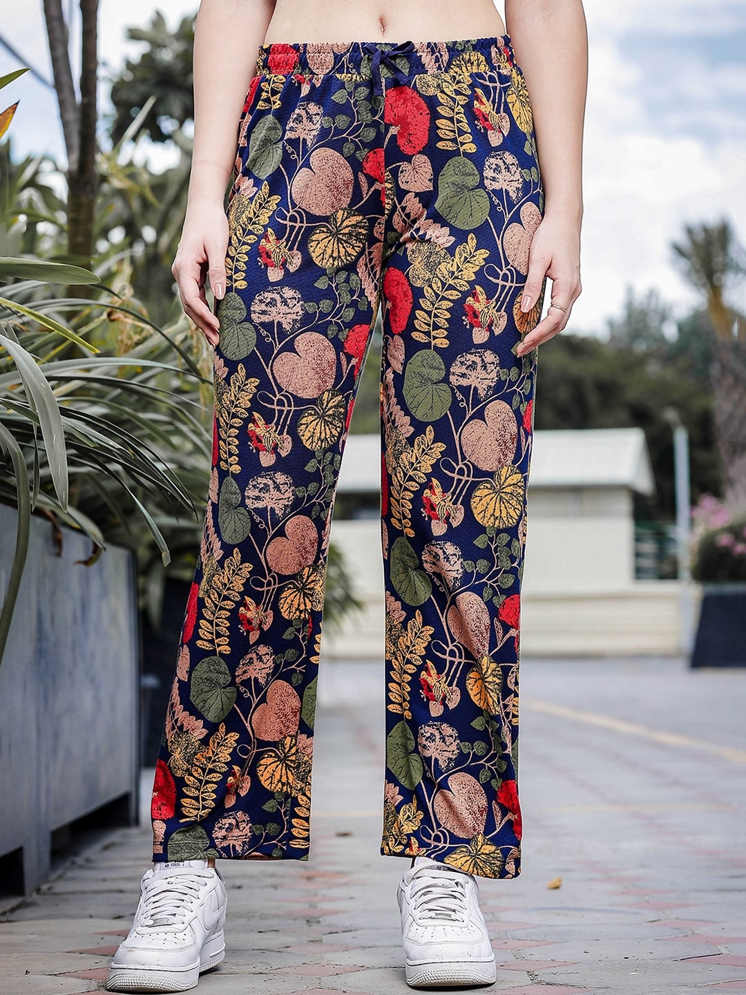 

HEYLAY Women Floral Printed Relaxed Trousers, Navy blue