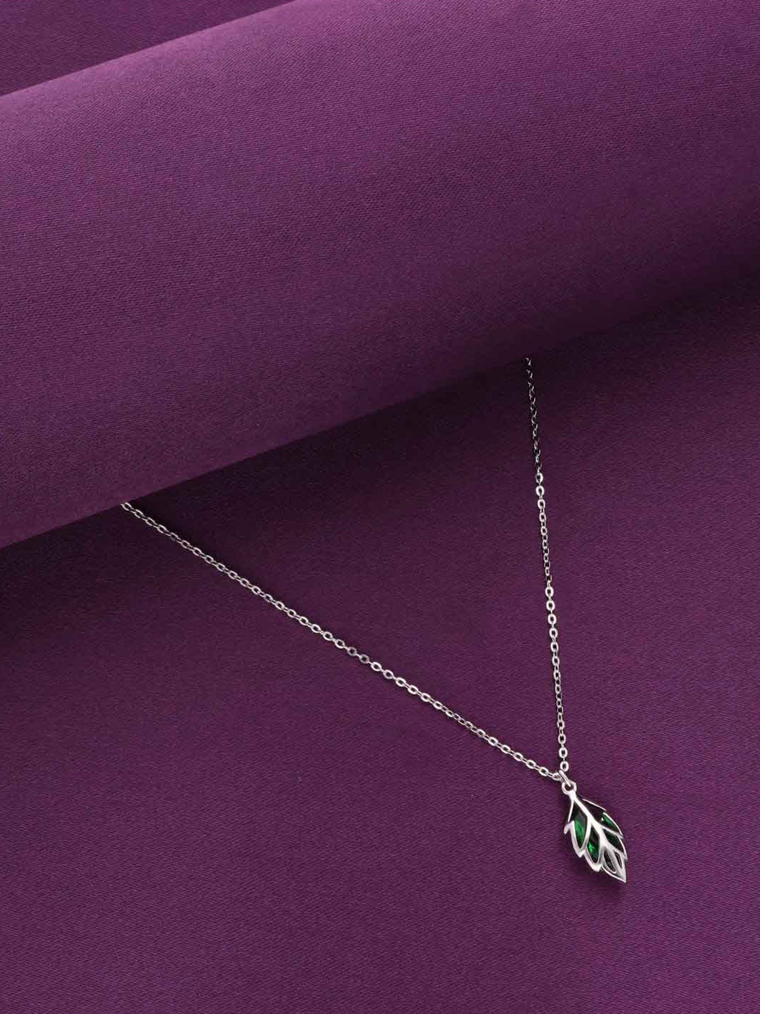 

KAI JEWEL 925 Sterling Silver Rhodium-Plated Leaf Shaped Pendant With Chain