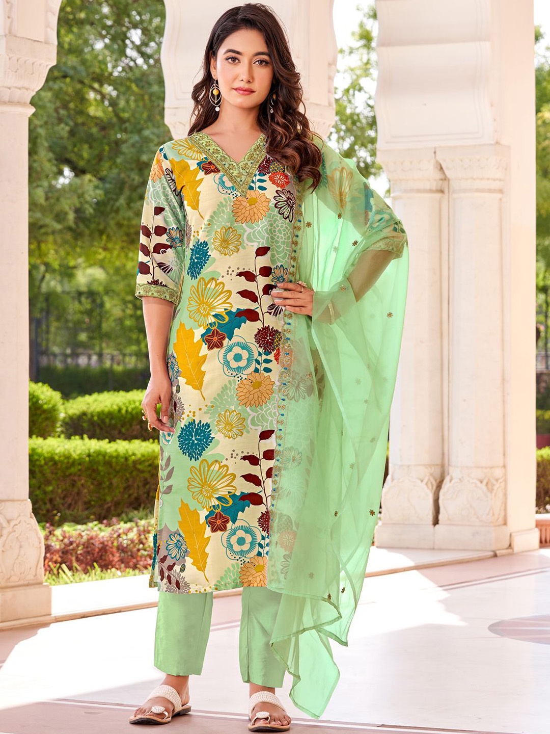 

VredeVogel Ethnic Motifs Embroidered Straight Kurta with Trousers & Dupatta, Green