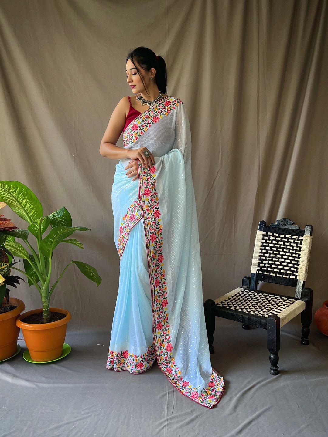 

Mameraa Floral Embroidered Sequinned Saree, Blue