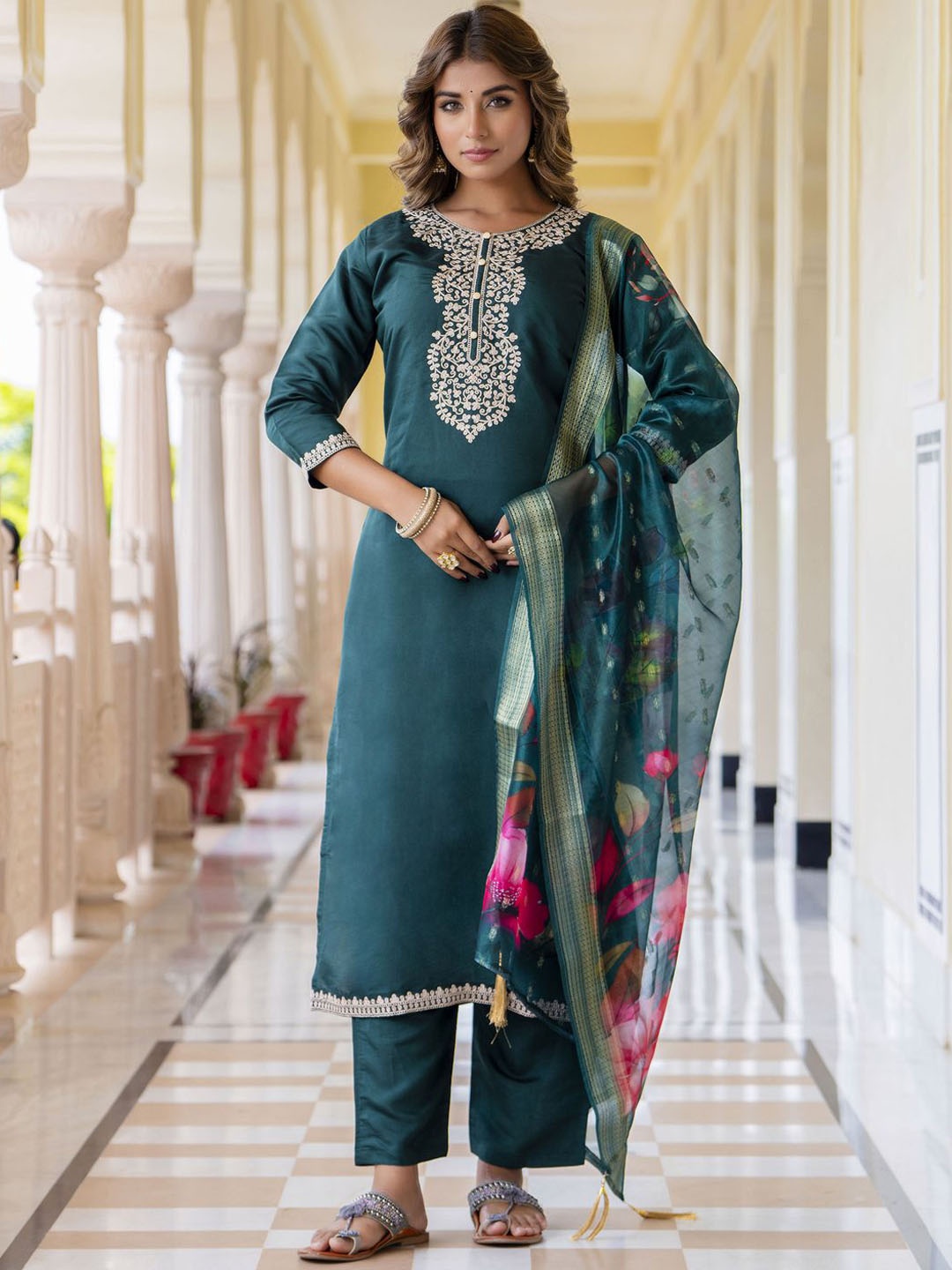 

VredeVogel Women Embroidered Regular Kurta with Trousers & With Dupatta, Green