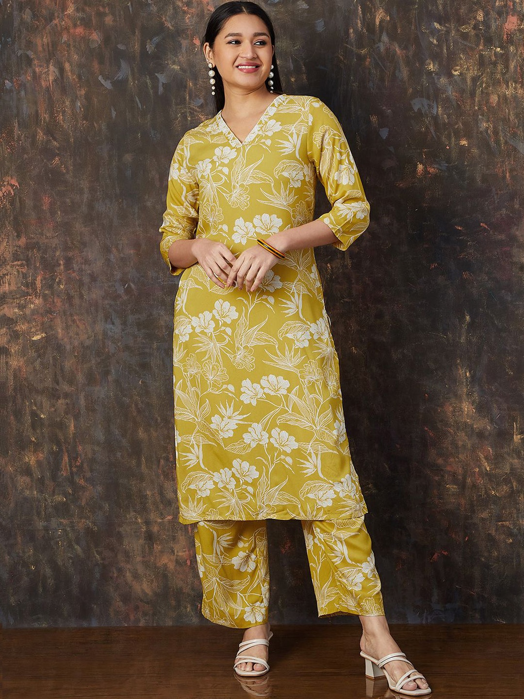 

Melange by Lifestyle Floral Printed Straight Kurta with Palazzos, Yellow