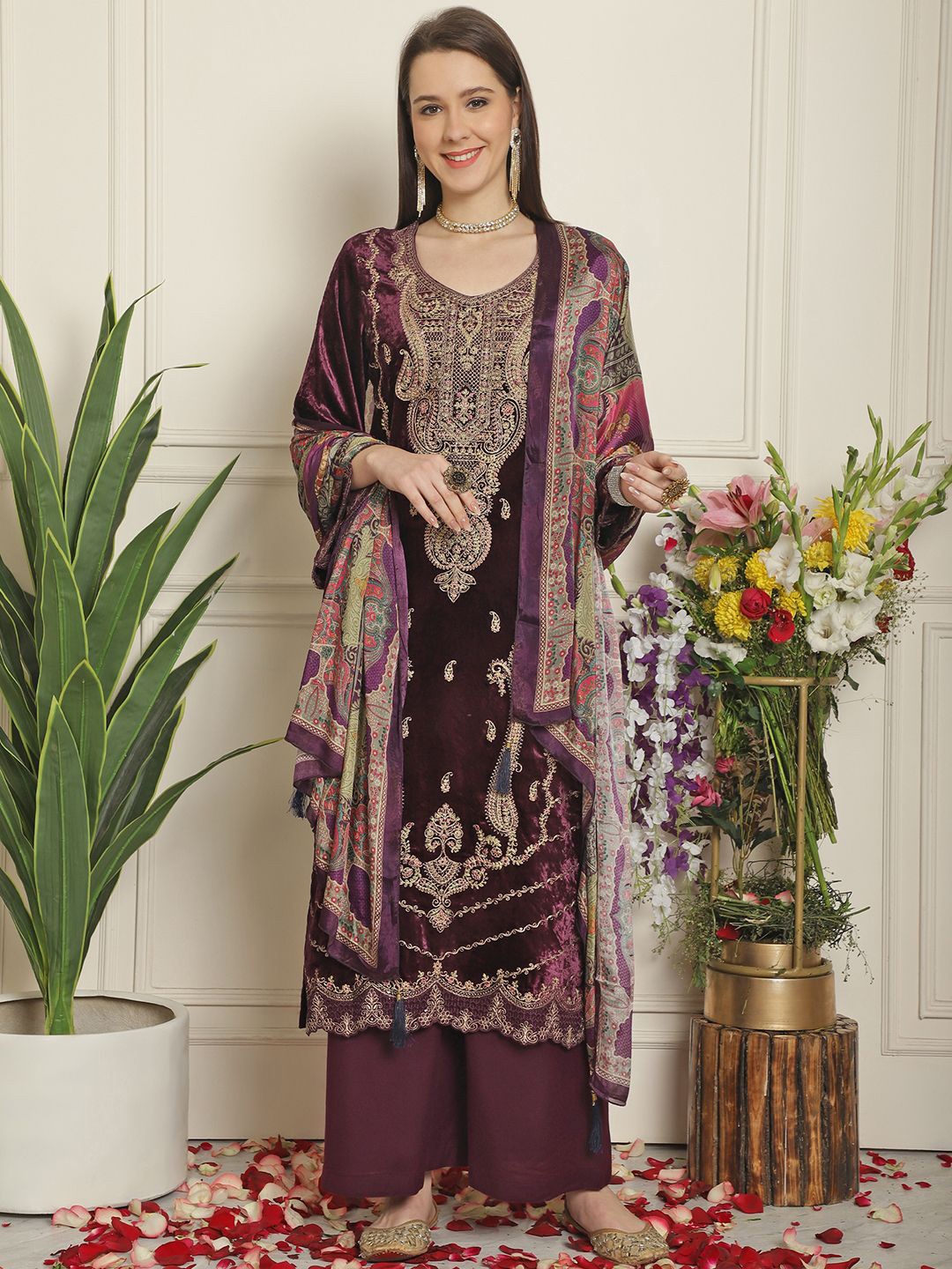 

Stylee LIFESTYLE Women Floral Embroidered Regular Velvet Kurta with Patiala & With Dupatta, Purple