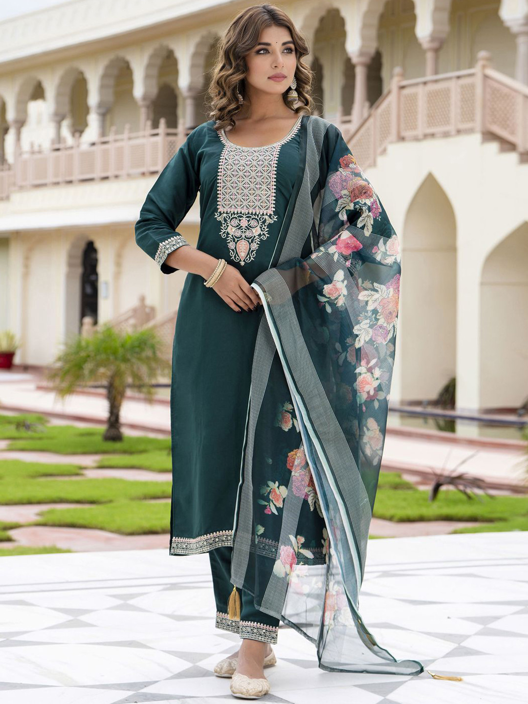 

VredeVogel Women Floral Embroidered Regular Kurta with Trousers & With Dupatta, Green