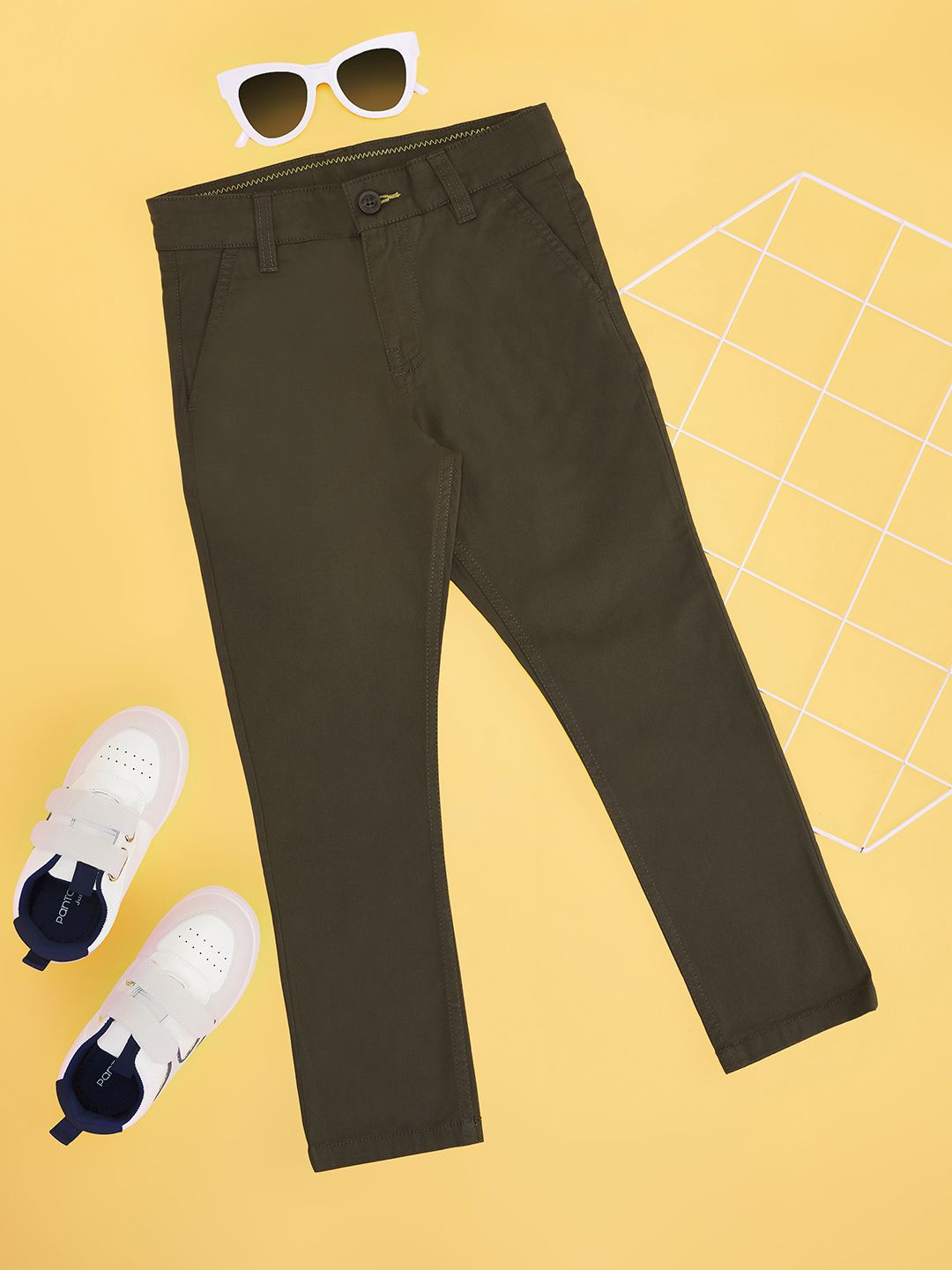 

Pantaloons Junior Boys Solid Mid-Rise Regular Trousers, Olive
