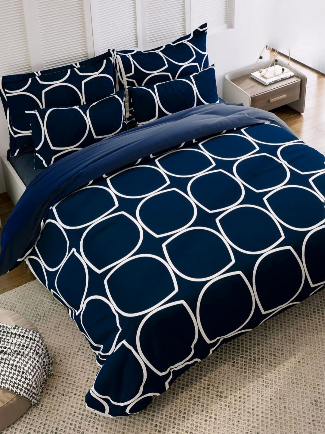

Ariana Navy Blue & White Geometric 144 TC Microfiber Queen Bedsheet with 2 Pillow Covers